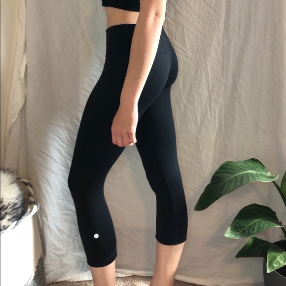 ❤️SOLD❤️ Reversible Lululemon Cropped Wunder Under - Picture 6 of 10